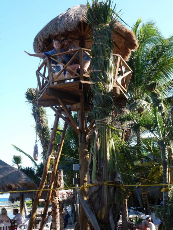 A Ana e a Val em nossa 'mesa com vista para o mar', em restaurante de Akumal, entre Tulum e Playa del Carmen, no Yucatán, no sul do México